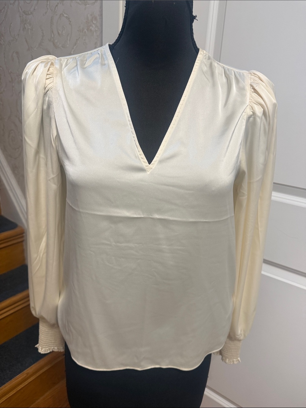 NWT Express Ivory V-Neck Puff Sleeve Women's Blouse. Size M